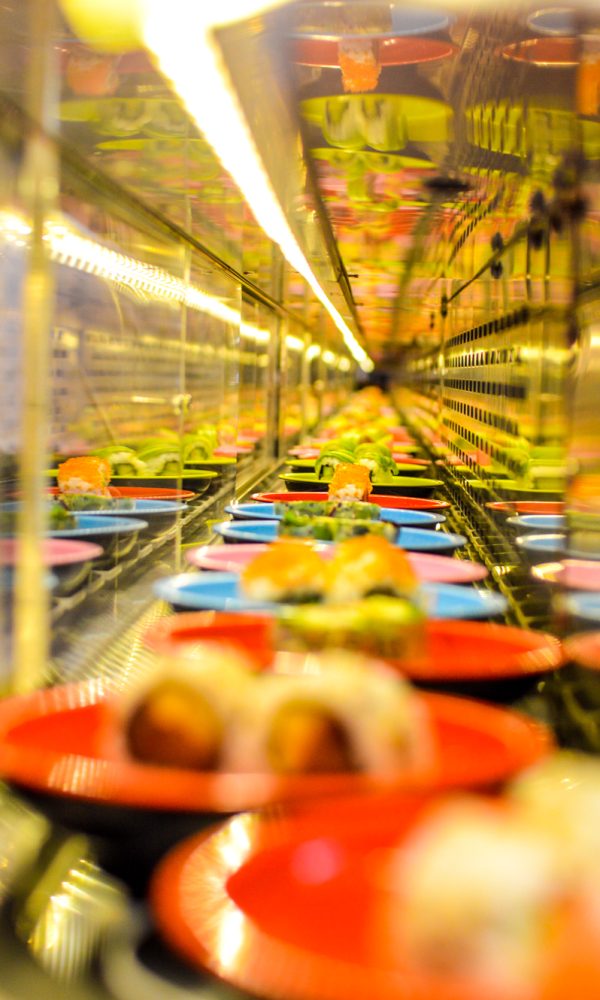 Frisk sushi servering – Crazy Sushi Næstved Frisk sushi serveret på tallerken hos Crazy Sushi i Næstved – sushi takeaway og ad libitum