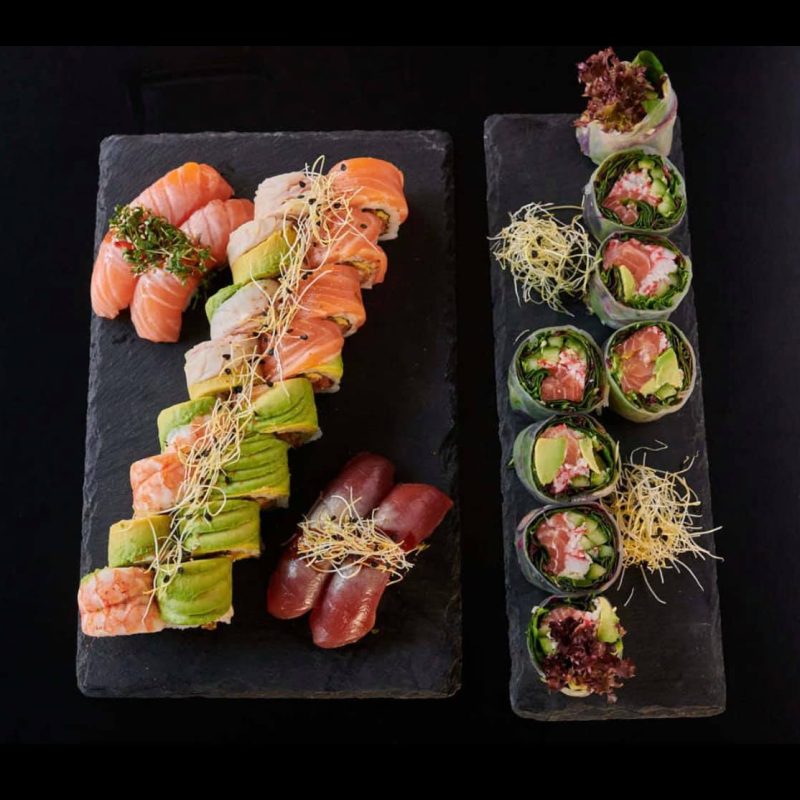 Gæster nyder sushi hos Crazy Sushi i Næstved – sushi ad libitum og takeaway