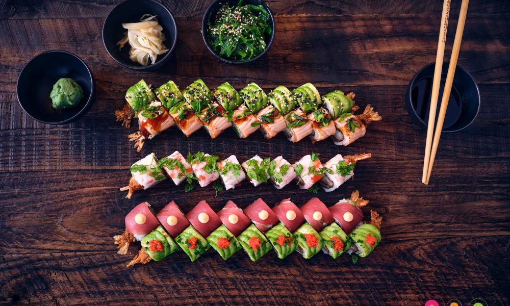 Sushi servering hos Crazy Sushi Næstved Sushi serveret ved bord hos Crazy Sushi i Næstved – sushi ad libitum og takeaway