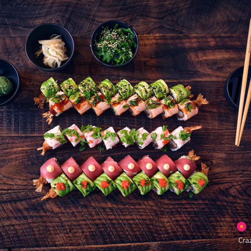 Sushi serveret ved bord hos Crazy Sushi i Næstved – sushi ad libitum og takeaway